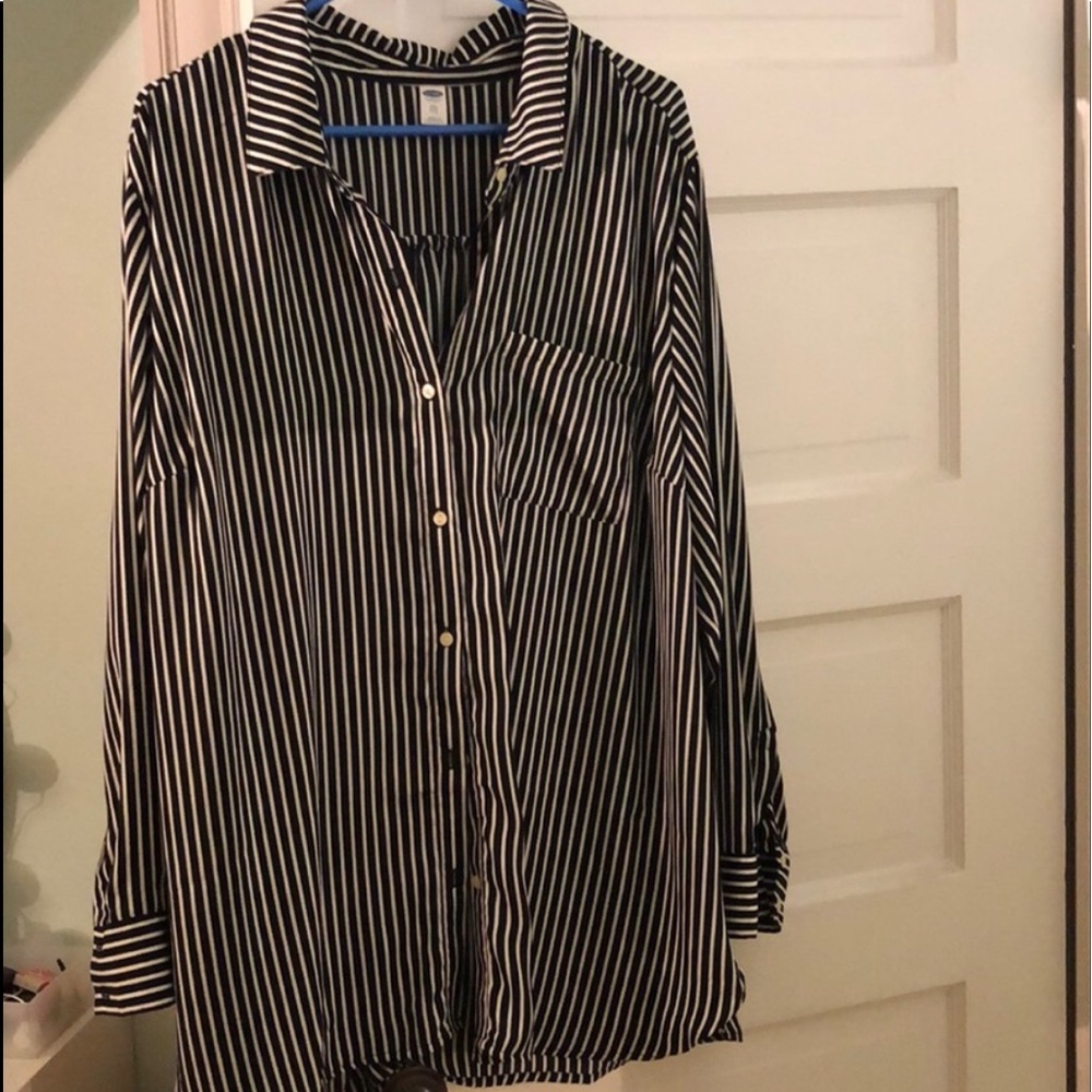 *NEVER WORN* Old Navy Woman’s Button Down